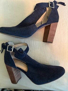 Crown & Ivy Women’s Navy Cutout Suede Block Heel Ankle Boot